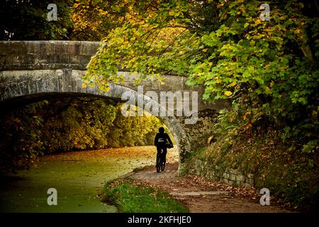 Cottam à Preston, Lancashire, cycliste le long du canal Banque D'Images