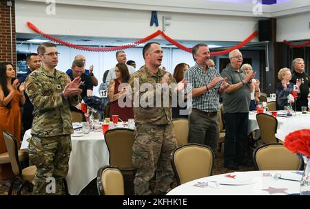 Les participants à la célébration de l’anniversaire 75th de la Force aérienne organisée par le Conseil des officiers de rang de la compagnie Arnold chantent la chanson de la Force aérienne pour conclure le programme officiel de l’événement au complexe Arnold Lakeside, le 16 septembre 2022, à la base aérienne Arnold, Tennessee. Banque D'Images