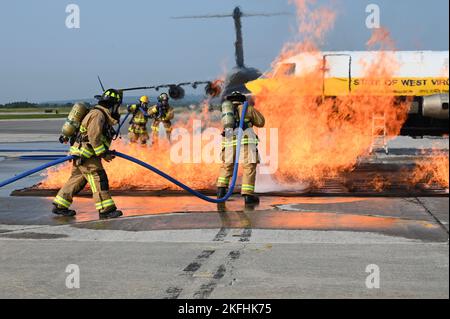 Les pompiers de l’escadron de génie civil 167th pratiquent leurs techniques d’extinction avec le simulateur d’incendie de l’avion mobile de la West Virginia University Fire Service extension lors d’un exercice d’intervention d’urgence à l’aile du pont aérien 167th, Shepherd Field, Martinsburg, Virginie-Occidentale, le 16 septembre, 2022. Le simulateur a fourni un environnement de formation réaliste pour l'exercice. Banque D'Images