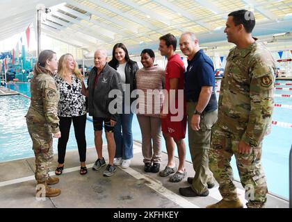 Le colonel Taona Enriquez, à gauche, commandant de l'installation, et le Sgt du chef de commandement Hanscom. Alan Weary, à droite, rencontre avec six sauveteurs de l'escadron de soutien de la Force 66th à la base aérienne Hanscom, Mass., piscine intérieure le 16 septembre. Les sauveteurs ont aidé 100 participants à terminer une baignade de 100 mètres dans la partie profonde de la piscine pour obtenir l'insigne des Forces armées allemandes pour la compétence militaire le 16 août. L'insigne de compétence allemande est le seul badge étranger que les membres du service des États-Unis sont autorisés à porter en uniforme vestimentaire. Banque D'Images