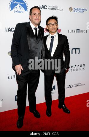 Los Angeles, CA - 17 novembre 2022 : James WAN et son invité assistent aux American Cinematheque Awards 36th en l'honneur de Ryan Reynolds au Beverly Hilton Banque D'Images