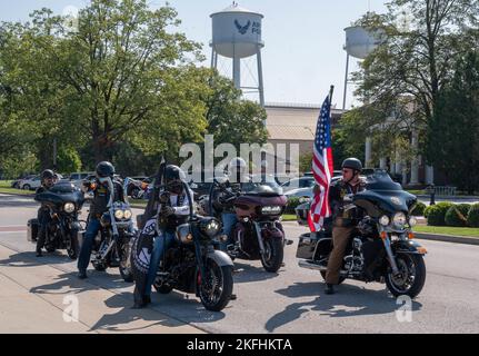 Les membres de la combat Veterans Motorcycle Association attendent le début de la course de 24 heures POW/MIA sur Scott AFB, Illinois, le 15 septembre 2022. Les aviateurs ont gardé le drapeau POW/MIA constamment en l'honneur des prisonniers de guerre américains et de ceux qui sont disparus en action. Banque D'Images