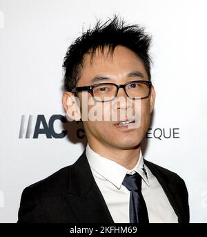 Los Angeles, CA - 17 novembre 2022 : James WAN et Ingrid Bisu assistent aux American Cinematheque Awards 36th en l'honneur de Ryan Reynolds au Beverly Banque D'Images