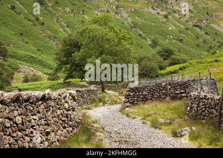 Piste fortifiée dans la vallée de Stonethwaite, Lake District, Royaume-Uni Banque D'Images