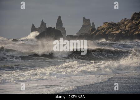 Piles de la mer Baltique à Vik, Islande. Brisant les vagues de la mer sur la plage de sable noir Banque D'Images