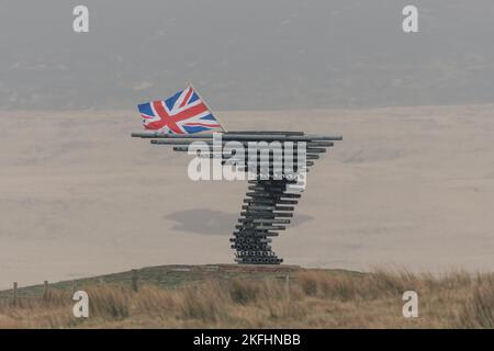 Arbre de chant. Célèbre sculpture sur Crown point Road, au-dessus de Burnley, Lancashire. Drapeau syndical ajouté le jour 2020 de la Saint-Valentin. Banque D'Images