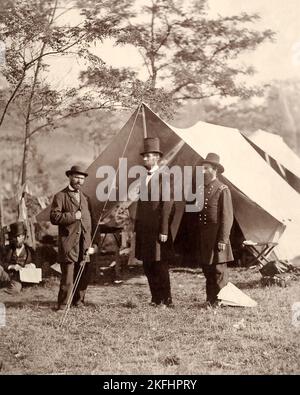 Le président Abraham Lincoln, le général de division John A. McClernand (à droite), et E. J. Allen (Allan Pinkerton, à gauche), chef du Service secret des États-Unis, au Département du Service secret, quartier général de l'Armée du Potomac, près d'Antietam, Maryland] 4 octobre 1862-4 octobre 1862 Banque D'Images