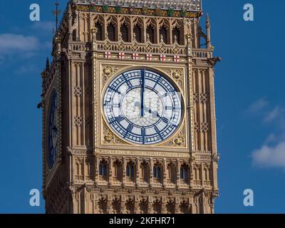 La tour Elizabeth (parfois appelée Big Ben) au Palais de Westminster, Londres, Royaume-Uni après rénovation (octobre 2022) Banque D'Images