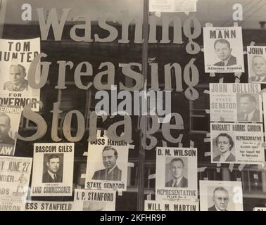 Affiches de campagne dans la fenêtre du garage, juste avant le primaire. Waco, Texas, 1938-06. Banque D'Images