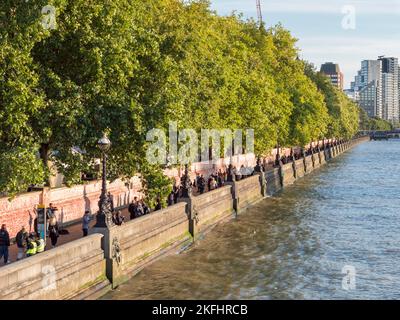 The Queue, la ligne de personnes qui attendent de voir la reine Elizabeth II dans l'État, septembre 2022, sur le chemin de remblai d'Albert à côté de la Tamise. Banque D'Images