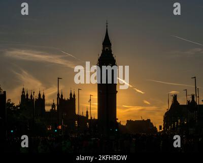 Elizabeth Tower ou Big Ben à silouette pendant que le soleil se couche sur Londres, Angleterre. Banque D'Images