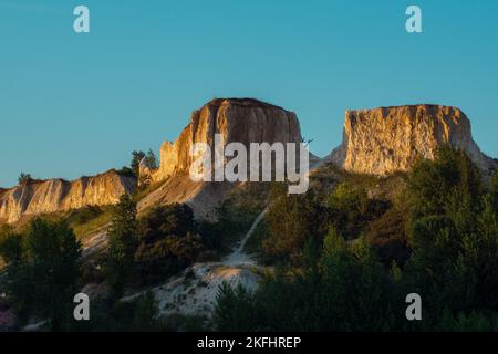 Une belle photo de montagnes de craie à Voronezh contre un ciel bleu par une journée ensoleillée Banque D'Images