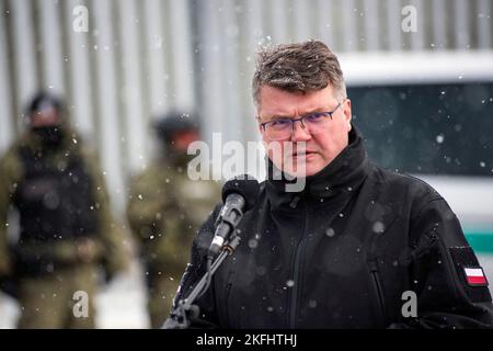 Sous-ministre du Ministère de l'intérieur et de l'Administration, Maciej Wasik est vu lors de la conférence de presse au mur de la frontière près du village de Nomiki. Le ministre de l’intérieur de la Pologne, Mariusz Kaminski, a inspecté la phase initiale d’installation d’équipements de surveillance de haute technologie le long d’un mur métallique à la frontière avec le Bélarus, destiné à empêcher des milliers de migrants de traverser l’Union européenne. Le chef du ministère de l’intérieur et de l’administration a annoncé l’achèvement des travaux sur le Première section de la barrière électronique à la frontière avec le Bélarus. Kaminski a également dit que les 5,5- Banque D'Images