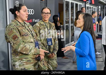 Le sous-secrétaire de la Force aérienne Gina Ortiz Jones parle avec les contrôleurs aériens qui ont coordonné un survol par le 1st Helicopter Squadron lors du match de football Washington Spirit-Gotham FC à Washington, D.C., le 17 septembre 2022. Jones a lancé la pièce au début du match. Washington a gagné 2-0. Banque D'Images