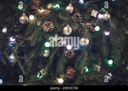 Image hors foyer d'un arbre de Noël décoré avec des ornements et des lumières colorés Banque D'Images
