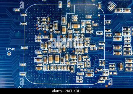 résistances sur la carte de circuit imprimé bleue. pcb Banque D'Images