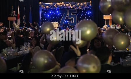 Des ballons tombent au-dessus des participants lors du bal de la Force aérienne de Yokota à l'occasion de l'anniversaire de la Force aérienne américaine 75th à la base aérienne de Yokota, au Japon, le 18 septembre 2022. L'événement a permis aux participants de favoriser une parenté continue en se connectant et en s'engageant avec des participants de Yokota et de la communauté japonaise environnante. Banque D'Images