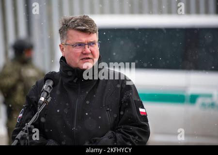 Nomiki, Podlaskie, Pologne. 18th novembre 2022. Sous-ministre du Ministère de l'intérieur et de l'Administration, Maciej Wasik est vu lors de la conférence de presse au mur de la frontière près du village de Nomiki. Le ministre de l'intérieur de la Pologne, Mariusz Kaminski, a inspecté la phase initiale d'installation d'équipements de surveillance de haute technologie le long d'un mur métallique à la frontière avec le Bélarus, visant à empêcher des milliers de migrants de traverser l'Union européenne.le chef du ministère de l'intérieur et de l'administration a annoncé l'achèvement des travaux sur le première section de la barrière électronique sur la bord Banque D'Images