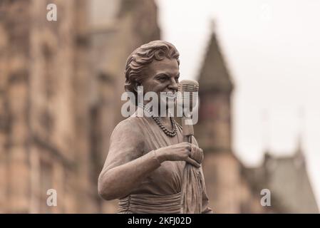 Prise au Festival Rosdale Feelgood à Rochdale Greater Manchester le 18 août 2018. Statue de Gracie Fields devant l'hôtel de ville de Rochdale. Banque D'Images