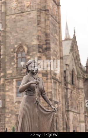 Prise au Festival Rosdale Feelgood à Rochdale Greater Manchester le 18 août 2018. Statue de Gracie Fields devant l'hôtel de ville de Rochdale. Banque D'Images