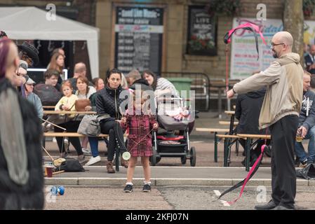 Prise au Festival Rosdale Feelgood à Rochdale Greater Manchester le 18 août 2018. Artistes de rue qui se produisent à la foule. Jeunes filles Banque D'Images