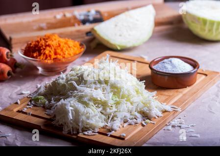 Préparer le chou pour la fermentation. Coupe du chou sur le couteau. Choucroute maison. Banque D'Images