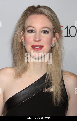 **PHOTO DU FICHIER** le fondateur de Theranos est condamné à 11 ans de prison. Elizabeth Holmes participe au Gala annuel 100 12th pour célébrer les 100 personnes les plus influentes DU TEMPS au monde au Frederick P. Rose Hall, où se trouve le jazz au Lincoln Center de New York, sur 21 avril 2015. Crédit photo : Henry McGee/MediaPunch Banque D'Images