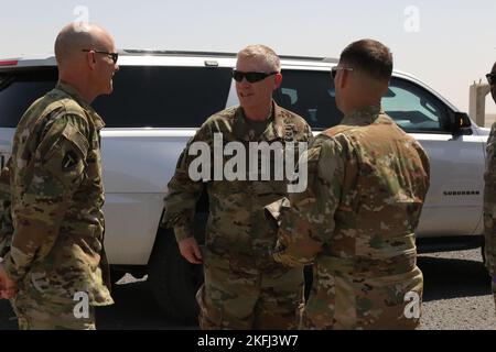 Le général Patrick D. Frank, commandant général du centre de l'armée américaine, reçoit les salutations du colonel Scott P. Nicholas, commandant de la 36th combat Aviation Brigade, « Task Force Mustang », 36th Infantry Division, Texas Army National Guard (à droite), Et l'adjudant-chef 5 Rick Dillenbeck, adjudant-chef de commandement de la Force opérationnelle Mustang, lors de sa visite dans la zone d'atterrissage d'Udairi, au Camp Buehring (Koweït), le 17 septembre 2022. 36th LE CAB, mobilisé en tant que Force opérationnelle Mustang, est déployé à l'appui de la Force opérationnelle interarmées combinée – mission de résolution inhérente de l'opération pour conseiller, aider et fr Banque D'Images