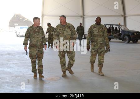 Le lieutenant-général de l'armée américaine Patrick D. Frank, commandant général du centre de l'armée américaine (à gauche), reçoit une brève visite d'une baie d'entretien d'avions d'ici 1st. Sgt. Jeffrey P. Bragg, premier sergent de la Delta Company, 2nd Bataillon, 149th Aviation Regiment, général appui Aviation Bataillon, affecté comme 'Task Force Roosevelt' à la 36th combat Aviation Brigade (centre), accompagné du Sgt de commandement. Le major Ron L. Hill, sergent-major de commandement de la Force opérationnelle Roosevelt, au Camp Buehring, au Koweït, le 17 septembre 2022. 36th LE CAB, mobilisé en tant que Force opérationnelle Mustang, est déployé à l'appui de la Force opérationnelle interarmées combinée – Oper Banque D'Images