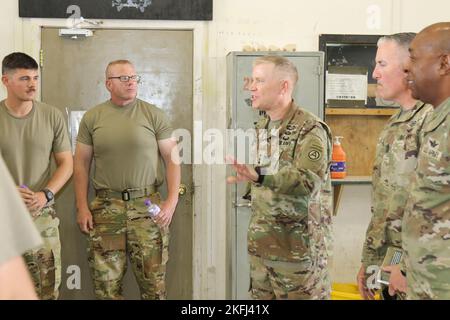 Le général Patrick D. Frank de l'armée américaine, commandant général du centre de l'armée américaine, rencontre des soldats du 449th Aviation support Bataillon, « Task Force Dark Horse ». Et 2nd Bataillon, 149th Aviation Brigade, General support Aviation Battalion, 'Task Force Roosevelt', tous deux affectés à la 36th combat Aviation Brigade, 36th Infantry Division, lors d'une visite dans une installation d'entretien d'aéronefs à Camp Buehring, Koweït, le 17 septembre 2022. 36th LE CAB, mobilisé en tant que Force opérationnelle Mustang, est déployé à l'appui de la mission combinée Force opérationnelle interarmées – opération inhérente résoudre pour conseiller, aider, an Banque D'Images