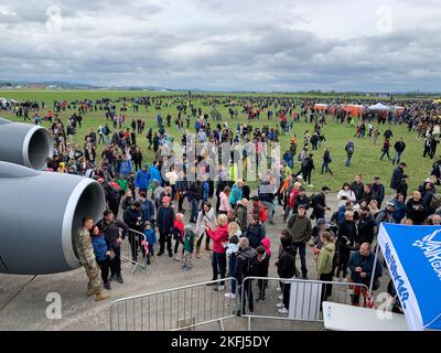 Les membres de l'équipage de conduite de la Garde nationale aérienne du Nebraska ont pris leurs photos avec le public près du moteur KC-135 Stratotanker, le 17 septembre 2022, pendant les journées de l'OTAN à Ostrava, en République tchèque. Les Journées de l'OTAN sont une présentation publique régionale de 2 jours de l'armée de terre, de l'armée de l'air, des premiers intervenants et des services de sécurité de la République tchèque. Les alliés de la République tchèque et de l'OTAN ont lancé le concept des Journées de l'OTAN il y a 22 ans et il est devenu le plus grand spectacle de sécurité en Europe, afin de créer des liens entre les peuples, les pays et le continent. Banque D'Images