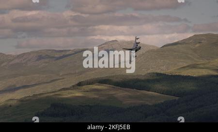 Avion militaire volant de bas niveau dans le système de vol bas du Royaume-Uni à travers le Mach Loop, Machynlleth, pays de Galles Royaume-Uni. Banque D'Images