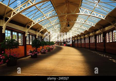 Un magnifique terminal de ferry de Wemyss Bay, avec des fenêtres au plafond, et des pots de fleurs le long du hall Banque D'Images