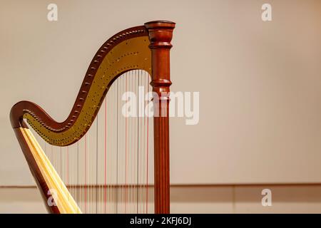 Vue partielle d'une harpe de concert sur fond clair Banque D'Images