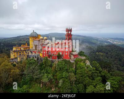 Vue aérienne sur le parc et le palais national de Pena à Sintra, Portugal, pendant une journée magique. UNESCO. Visites historiques. Visites touristiques. Conte de fées. Banque D'Images