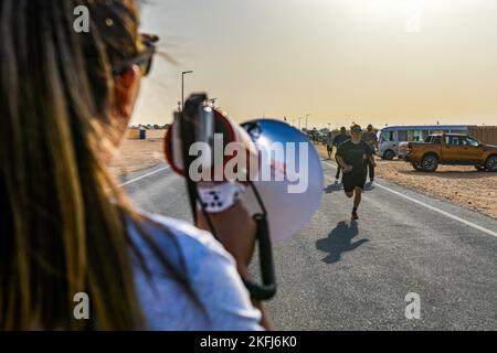 Un membre du service américain déployé à la base aérienne de Prince Sultan, Royaume d’Arabie saoudite, applaudit ici les camarades qui ont couru un marathon de 5K, 10K ou un demi-marathon à l’occasion du 75th anniversaire de l’US Air Force, le 18 septembre 2022. Le responsable de l'USAF s'est séparé de l'armée américaine avec la signature de la loi de sécurité nationale de 1947 par l'ancien président américain Harry Truman. Envolez-vous, combattez et gagnez - Airpower n'importe quand, n'importe où ! Banque D'Images