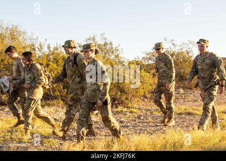 Les soldats de la Réserve de l'armée américaine du 492nd Bataillon des affaires civiles participent à l'événement de marche internationale de Diekirch (MID) du bataillon des Phoenix Rising à Buckeye, en Arizona, sur 18 septembre 2022. Les soldats réaliseront une marche obligatoire de 10 km à un rythme auquel tous les membres pourront se reposer et mener des discussions avec les chefs afin de mettre l'accent sur la culture de l'unité et d'établir des relations dans toute la formation. Banque D'Images