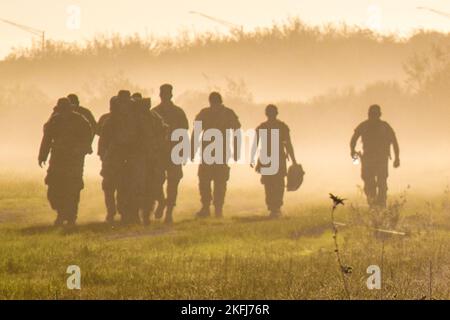 Les soldats de la Réserve de l'armée américaine du 492nd Bataillon des affaires civiles traversent un nuage de poussière lors de la marche du bataillon du Phœnix à Buckeye, en Arizona, sur 18 septembre 2022. En plus de la marche annuelle du bataillon routier, les soldats auront l'occasion de gagner la Medaille de Marche internationale de Diekirch (MID), un prix étranger permanent et portable des forces armées du Luxembourg. Banque D'Images