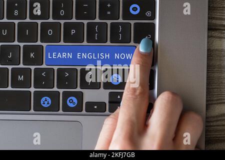 Affiche apprendre l'anglais maintenant. Vitrine d'affaires acquérir ou acquérir des connaissances et des compétences en anglais Banque D'Images