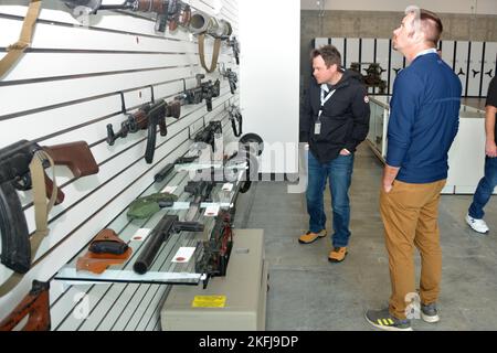 Les membres de la section de Pennsylvanie de l'Organisation des jeunes présidents voient des armes inertes au centre de soutien à l'entraînement au sida de fort Indiantown Gap lors d'un événement organisé à Bosslift le 19 septembre 2022. L'événement a été appuyé par l'appui des employeurs de Pennsylvanie de la Garde et de la Réserve. (Photo de la Garde nationale de Pennsylvanie par Brad Rhen) Banque D'Images