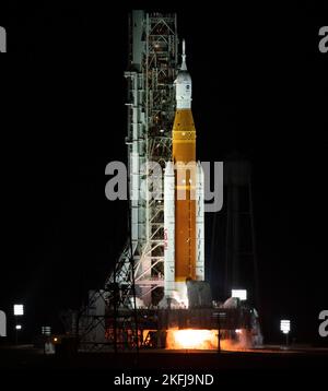 Kennedy Space Center, États-Unis d'Amérique. 16 novembre 2022. La fusée Artemis I Space Launch System de la NASA, avec le vaisseau spatial Orion, allume les énormes fusées d'appoint solides alors qu'elles commencent à exploser à partir de la zone de lancement 39B au Centre spatial Kennedy, à 16 novembre 2022, à Cape Canaveral, en Floride. Après plusieurs tentatives infructueuses, l'essai en vol sans équipage s'est levé lors du premier essai de la mission d'exploration en profondeur. Credit: Joel Kowsky/NASA/Alamy Live News Banque D'Images