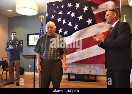 Sergent d'ancien combattant de la guerre de Corée. Norman Deck reçoit une série d'applaudissements de Rick Kreiberg (à droite), fondateur et directeur exécutif, Veterans Affinity, et Sgt. Paul Barnett (à gauche), recruteur, poste de recrutement Gilbert, Compagnie de recrutement Tempe, lors d’une cérémonie spéciale reconnaissant le service de l’Armée de pont, le 19 septembre, établissement de vie assistée de la Maison Savanna, Gilbert, Arizona. La cérémonie a eu lieu exactement 67 ans depuis que Deck a quitté l’Armée le 19 septembre 1955. Banque D'Images