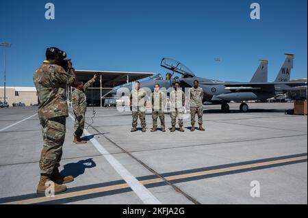 Classe Airman 1st Jordan McCoy et Tech. Sgt Alexandre Montes, spécialistes des affaires publiques de la 57th e Escadre, aviateurs directs affectés à l'unité de maintenance des aéronefs F-15 de l'escadron de maintenance d'aéronefs de grève 757th un portrait à la base aérienne de Nellis, Nevada, le 19 septembre 2022. Les aviateurs dont le portrait a été pris ont remporté le prix de la sécurité du quartier 3rd du Commandement de combat aérien après avoir dissuasif un incendie potentiellement mortel sur un avion en raison d'une fuite de carburant. Banque D'Images