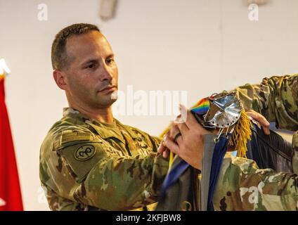 Le lieutenant-colonel Shawn Tabankin, commandant du 1st Bataillon, 69th Infantry Regiment, de l'armée américaine, défait les couleurs du bataillon lors d'une cérémonie de transfert d'autorité au Camp Lemonnier, Djibouti, le 19 septembre. Au cours de la cérémonie, plus de 1 100 soldats de la Garde nationale de l'armée de New York ont commencé leur service en Afrique dans le cadre de la Force opérationnelle interarmées combinée – Corne de l'Afrique. Banque D'Images