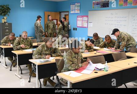 Le général Randy George, 38th Vice-chef d'état-major de l'Armée, a visité le fort Jackson le 19 septembre pour avoir un aperçu du cours préparatoire du futur soldat. Le cours aide les civils intéressés à se joindre à l’Armée de terre à obtenir la note d’essai de la batterie d’aptitude et la préparation physique nécessaires pour satisfaire aux exigences d’admissibilité. Tout en visitant le cœur du programme, situé au sein du 1st Bataillon, 61st Infantry Regiment, George a demandé aux stagiaires présents au programme comment ils estiment que le programme les aide à atteindre leur but ultime d'enrôlement ainsi que toutes les suggestions qu'ils ont pu avoir Banque D'Images