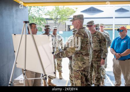 Le général Randy George, 38th Vice-chef d'état-major de l'Armée, a visité le fort Jackson le 19 septembre pour avoir un aperçu du cours préparatoire du futur soldat. Le cours aide les civils intéressés à se joindre à l’Armée de terre à obtenir la note d’essai de la batterie d’aptitude et la préparation physique nécessaires pour satisfaire aux exigences d’admissibilité. Tout en visitant le cœur du programme, situé au sein du 1st Bataillon, 61st Infantry Regiment, George a demandé aux stagiaires présents au programme comment ils estiment que le programme les aide à atteindre leur but ultime d'enrôlement ainsi que toutes les suggestions qu'ils ont pu avoir Banque D'Images