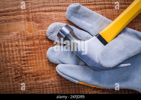 marteau à griffes à vue rapprochée avec gant de protection et concept de construction en bois d'époque Banque D'Images