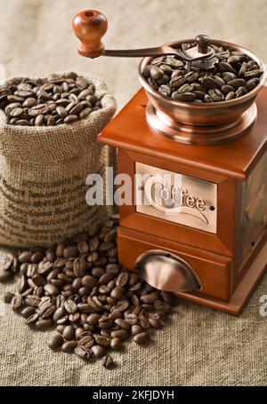 Les grains de café dans le sac et moulin à café Banque D'Images