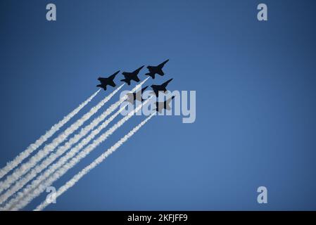 Festivités de la semaine de la flotte militaire avec un grand format gros plan des Blue Angels volant en étroite formation au-dessus de la baie de San Francisco. Banque D'Images