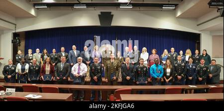 Le général de division Mark Schindler, adjudant général de Pennsylvanie, a reconnu 30 employés du ministère des Affaires militaires et des anciens combattants de Pennsylvanie et des membres de la Garde nationale de Pennsylvanie pour leur service extraordinaire le 20 septembre dans le cadre de la Journée de la Garde nationale et des anciens combattants de Pennsylvanie, à Harrisburg, en Pennsylvanie. Banque D'Images